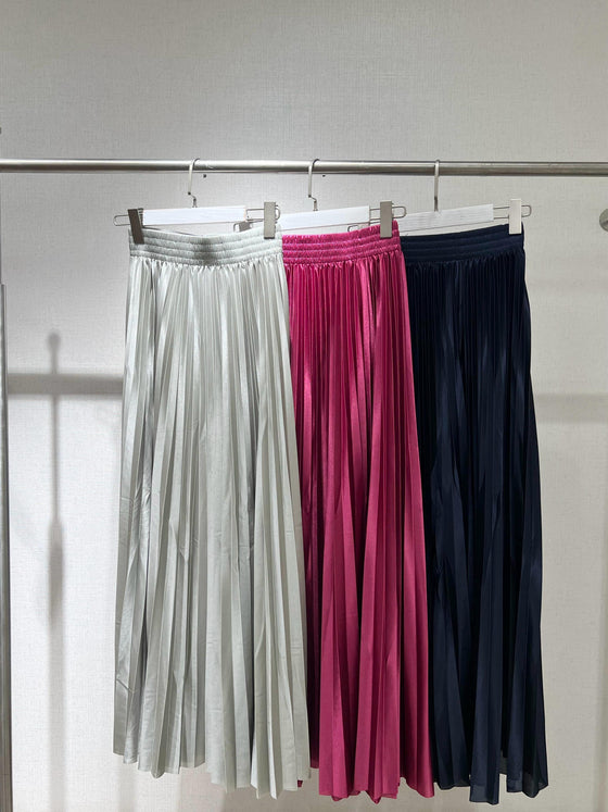 grey pleated skirt