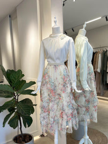  White ruffled skirt