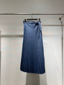  pleated denim skirt