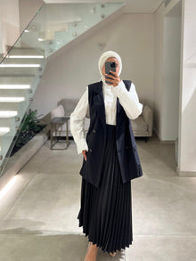  Pleated black skirt