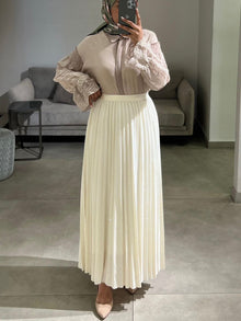  Strassted cream skirt