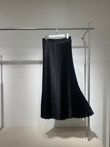  Black pleated shiny skirt