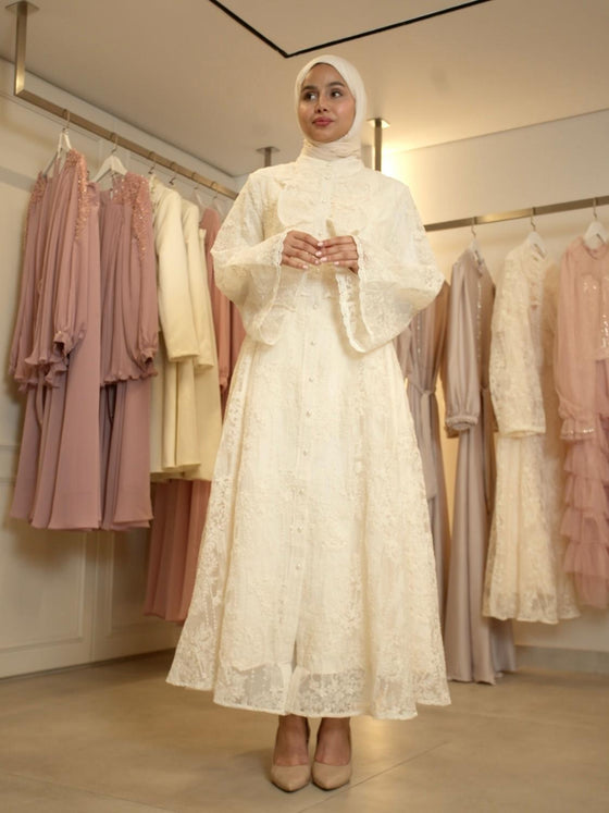 Dentelle cream evening dress