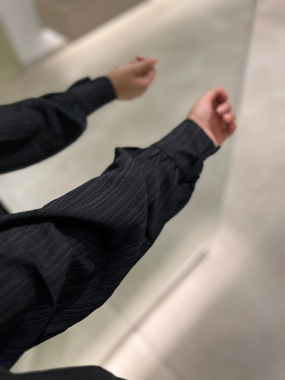 Black lined set