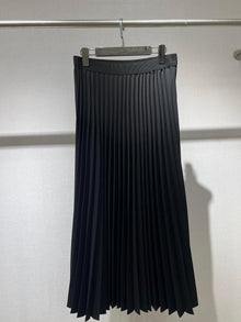  black pleated skirt